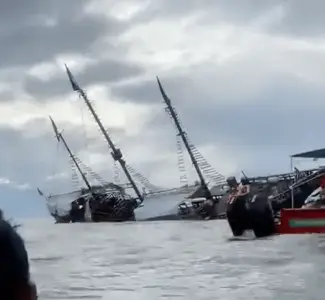 Moment iconic replica of Christopher Columbus ship sinks off coast of Mexican resort town