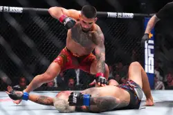 Ilia Topuria delivers first-round KO of Charles Oliveira to win lightweight title
